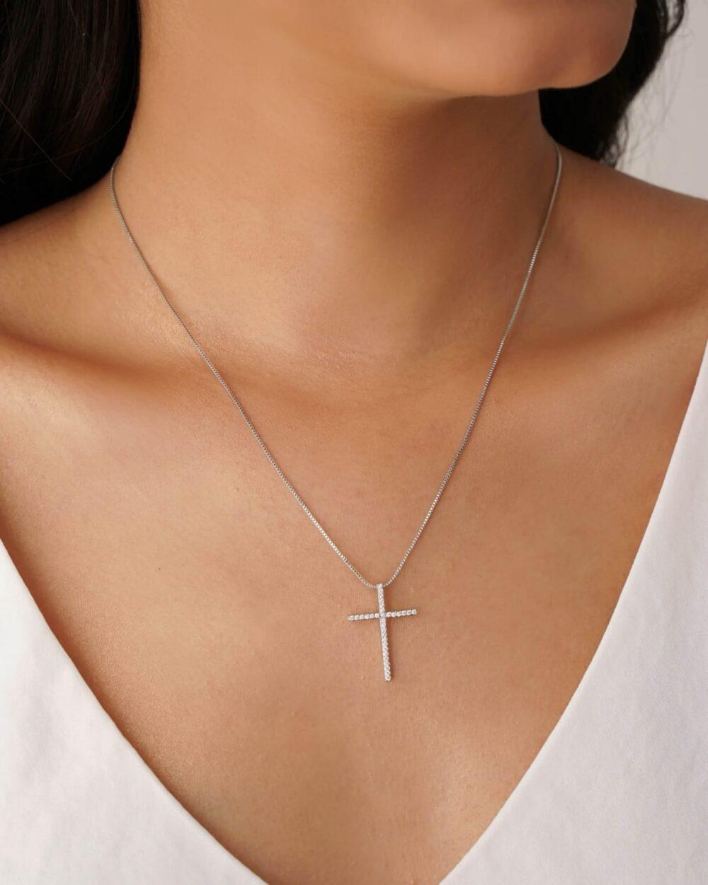 Gargantilha Veneziana Cruz Cravejada Cristal 2.4 cm Banho Branco – 45 cm